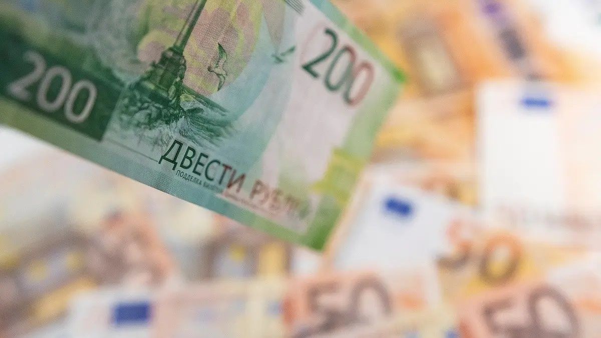 Dólar americano cai contra o rublo novamente